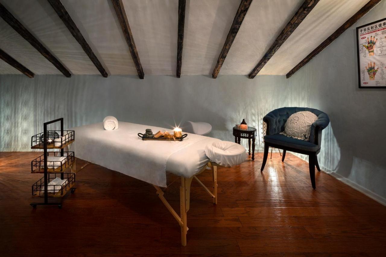 The American Colony Hotel - Small Luxury Hotels Of The World Jerozolima Zewnętrze zdjęcie A massage table