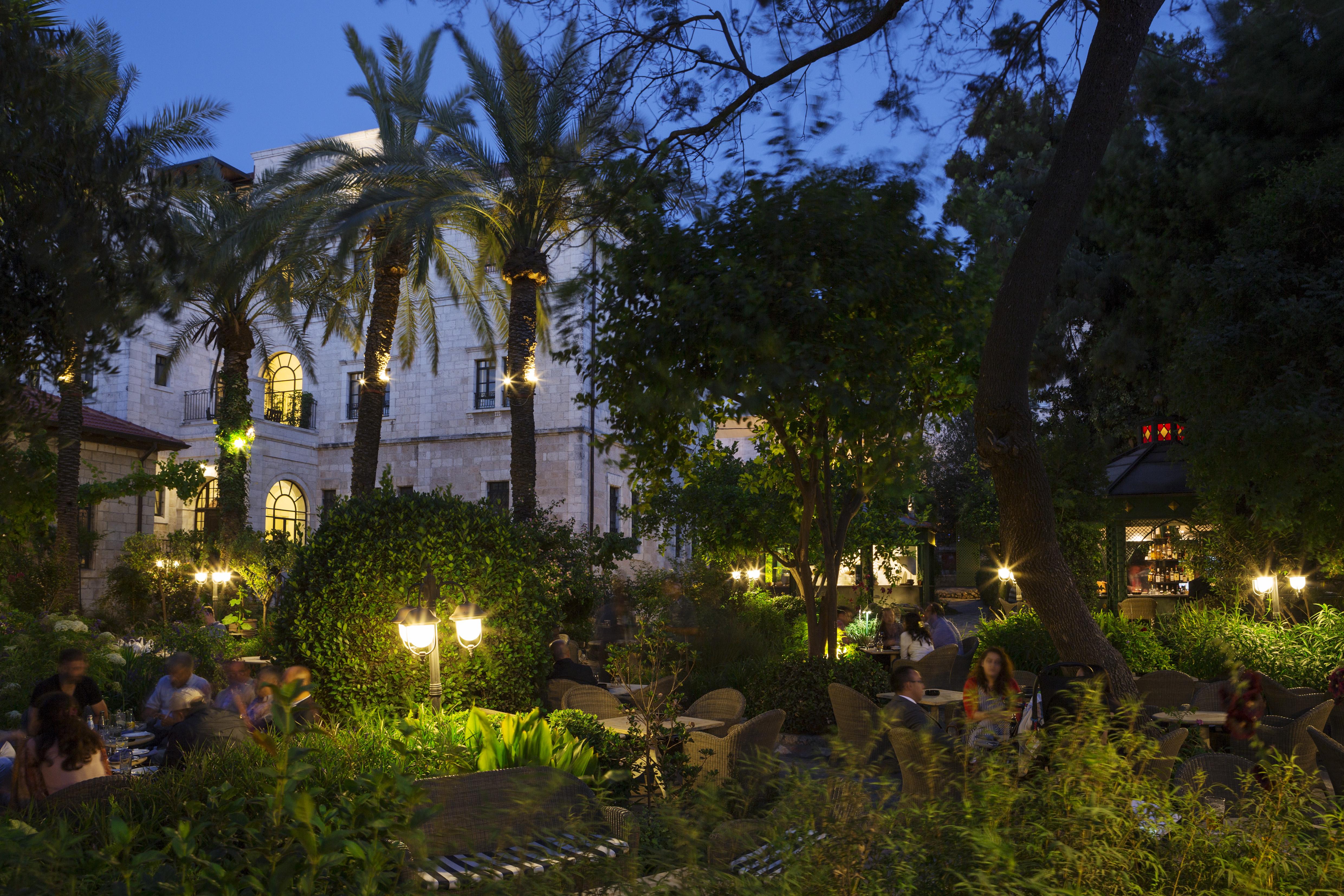The American Colony Hotel - Small Luxury Hotels Of The World Jerozolima Udogodnienia zdjęcie The garden at night