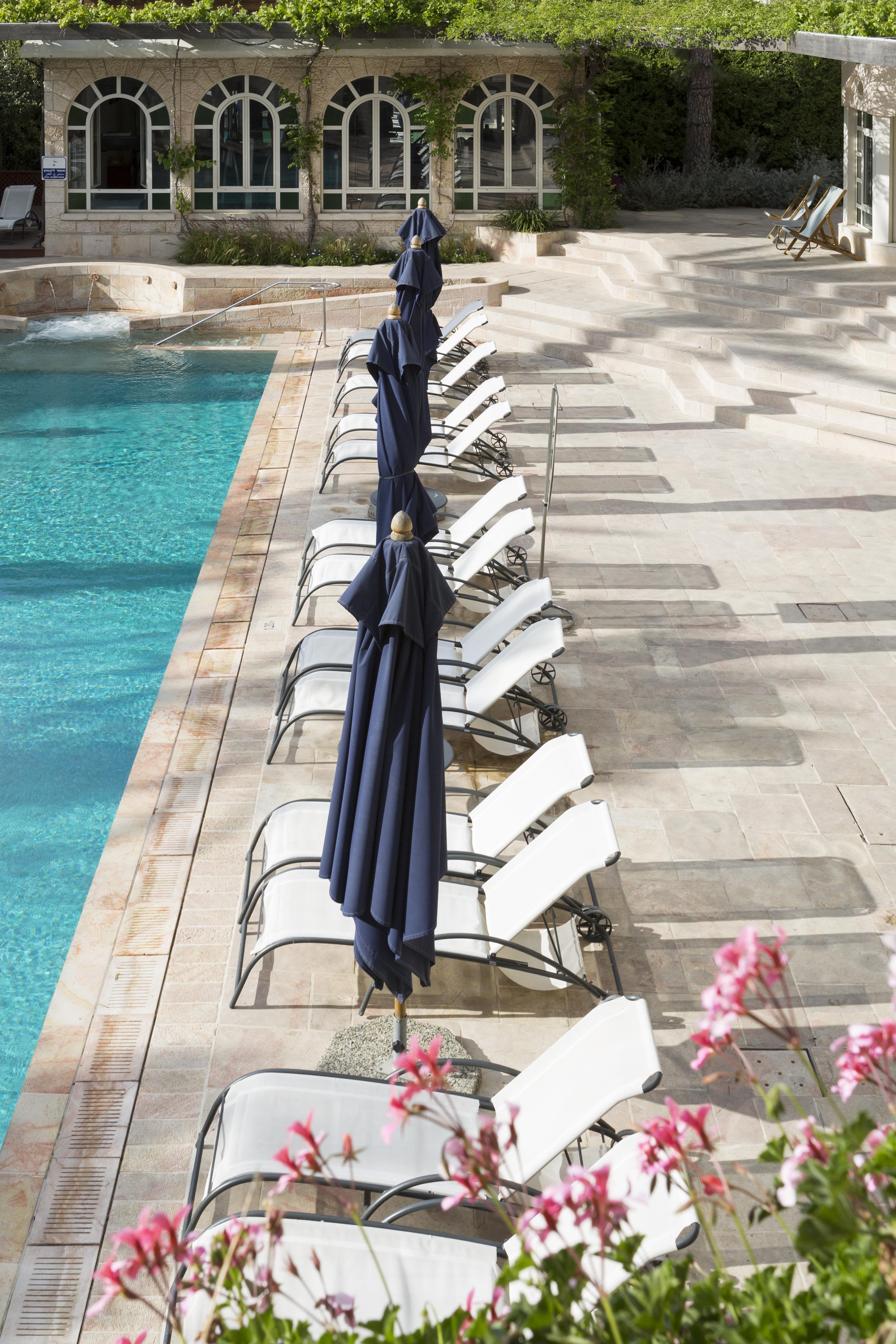 The American Colony Hotel - Small Luxury Hotels Of The World Jerozolima Zewnętrze zdjęcie A poolside umbrella